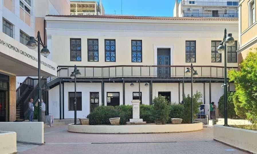 Άλλαξε όψη η Νομική Αθηνών: Χωρίς πανό και γκράφιτι, λίγες μέρες μετά την εκκένωση της κατάληψης