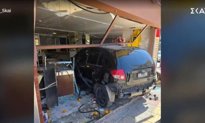 Περιστέρι: Αυτοκίνητο έσπασε τζαμαρία σε κατάστημα – «Θα μας σκότωνε όλους»