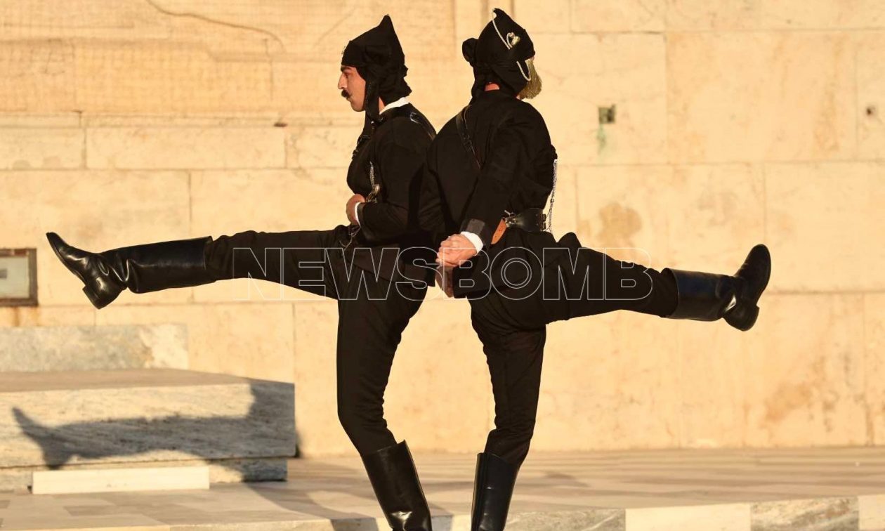 Ράγισαν καρδιές οι Εύζωνες με ποντιακή φορεσιά στην αλλαγή φρουράς