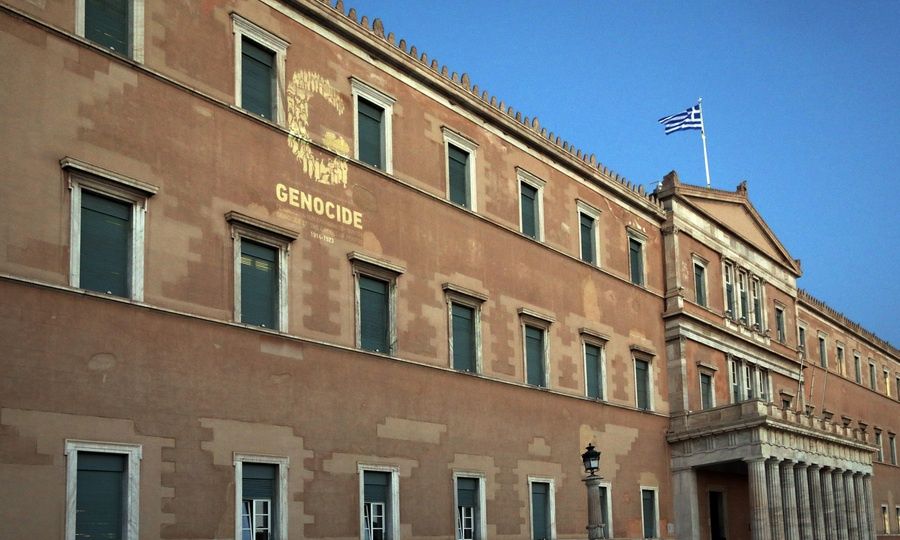 Γενοκτονία των Ποντίων: Φωταγωγήθηκε το κτήριο της Βουλής τιμώντας τη μνήμη των θυμάτων