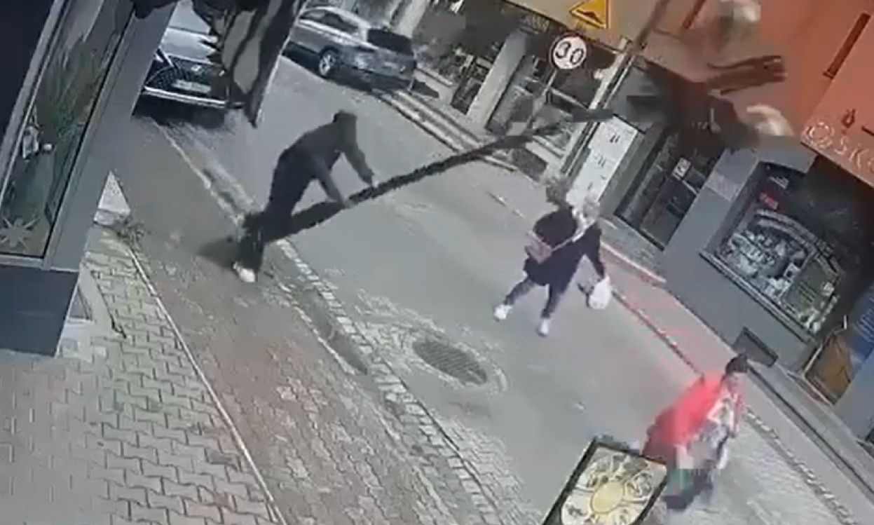 Τρομακτικό ατύχημα στην Πολωνία: Ακούμπησε σε κολόνα να ξεκουραστεί και αυτή έπεσε πάνω σε γυναίκα