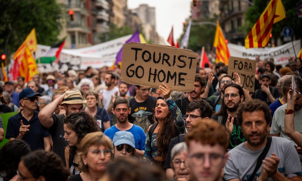 Iσπανία: Γιατί κηρύσσει πόλεμο στο Airbnb – «Η δυστυχία μας είναι ο παράδεισός σας»