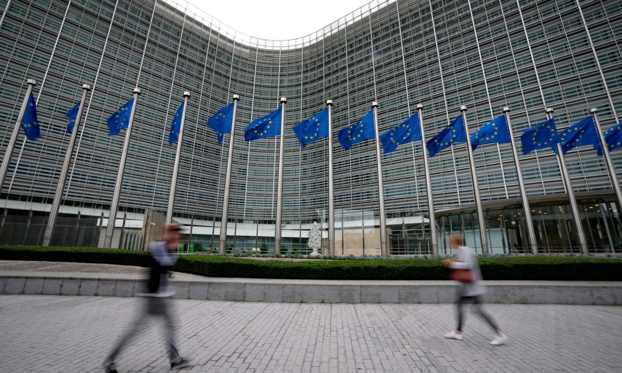 Κομισιόν: Προτείνει χαλάρωση των κανόνων για τις απελάσεις παρανόμων μεταναστών – Αντιδρούν ΜΚΟ