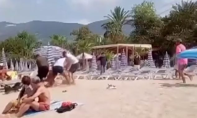 Τουρκία: Άγριο ξύλο για την τιμή της ξαπλώστρας – Η στιγμή της επίθεσης σε τουρίστα