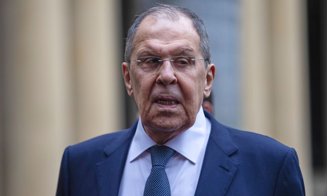 Λαβρόφ: «Η Γαλλία λειτουργεί σαν εχθρική χώρα» – Τι είπε για την κατάπαυση πυρός στην Ουκρανία