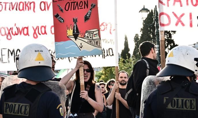 Σύνταγμα: Εκατοντάδες διαδηλωτές στη συγκέντρωση αλληλεγγύης στην Παλαιστίνη – Κλειστή η Αμαλίας