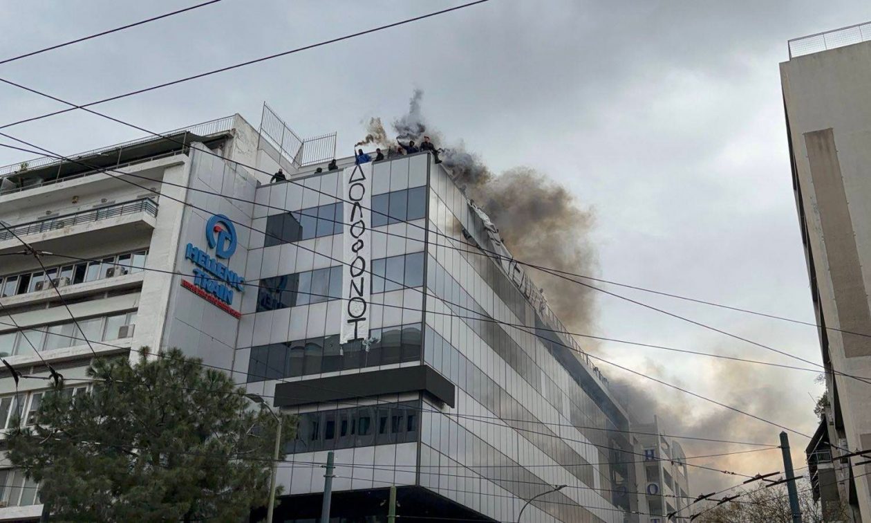 Τέμπη: Αθώοι οι 25 του Ρουβίκωνα για την ανάρτηση πανό στα γραφεία της Hellenic Train