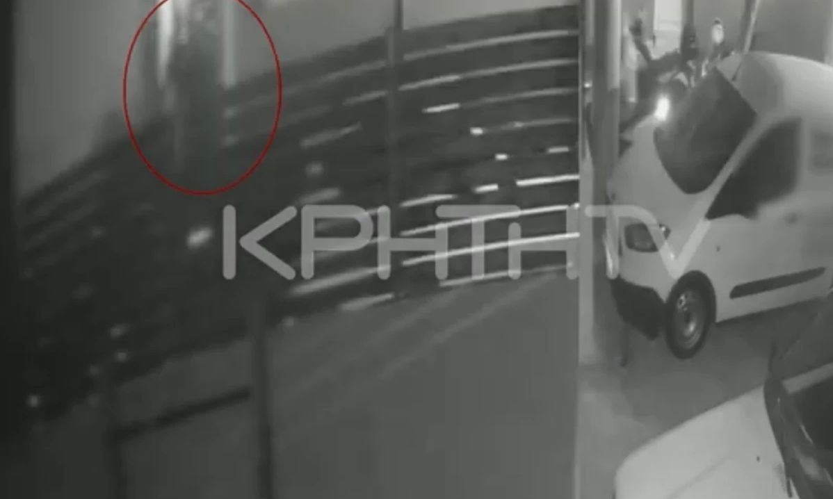 Ηράκλειο: Καρέ – καρέ η στιγμή που η γυναίκα πετά το νεογέννητο αγοράκι της στα σκουπίδια