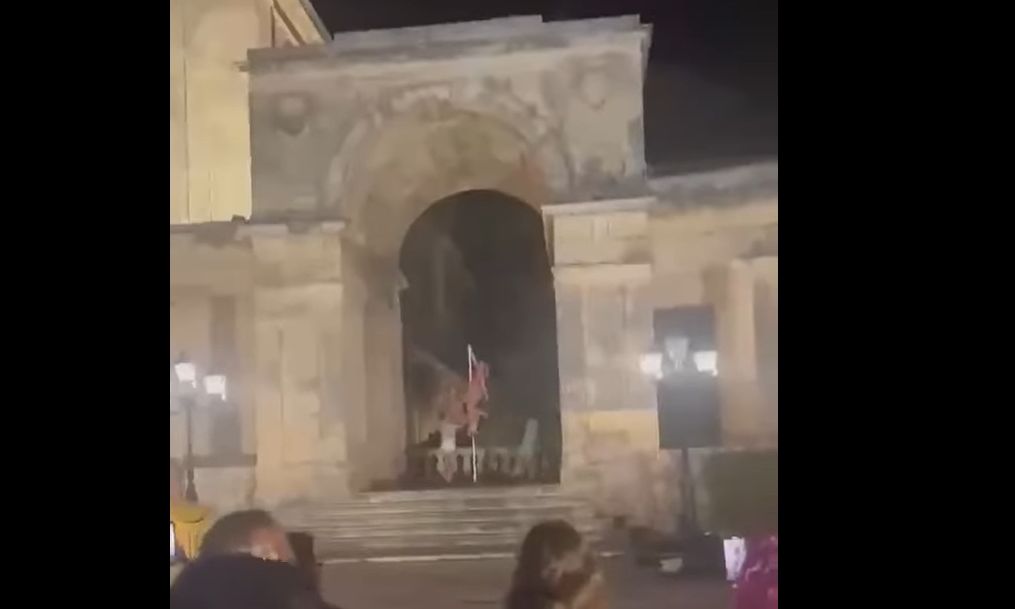 Κέρκυρα: Γυναίκες κάνουν pole dancing έξω από τα παλαιά ανάκτορα – Πλήθος αντιδράσεων