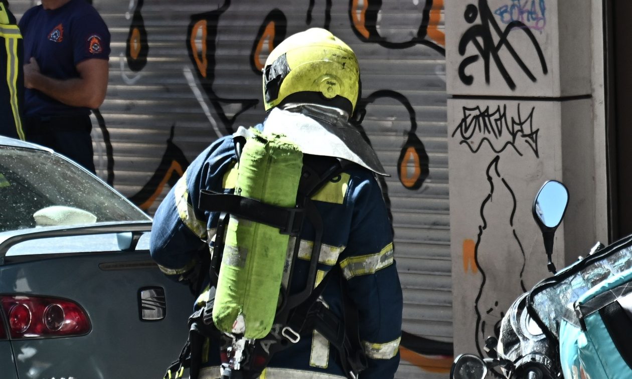 Φωτιά τώρα σε εγκαταλελειμμένο κτήριο στη Λιοσίων