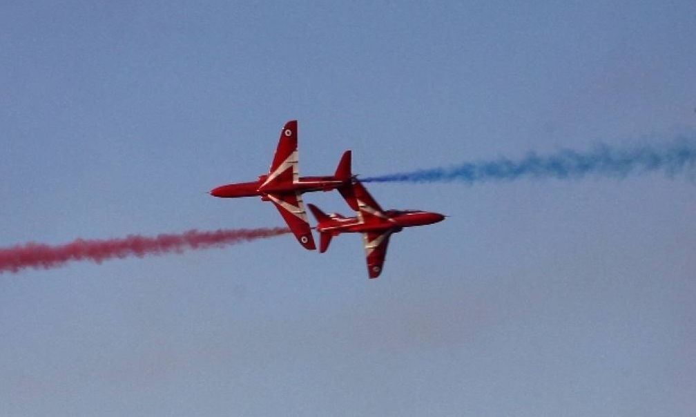 Τα Red Arrows της Βρετανικής Αεροπορίας «έσκισαν» τον Χανιώτικο ουρανό – «Ωδή» στη Μάχη της Κρήτης