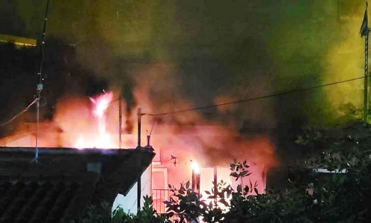 Λαμία: Χαμός τη νύχτα με πυρκαγιά σε σπίτι – Ο ιδιοκτήτης απειλούσε τους πάντες με μαχαίρι