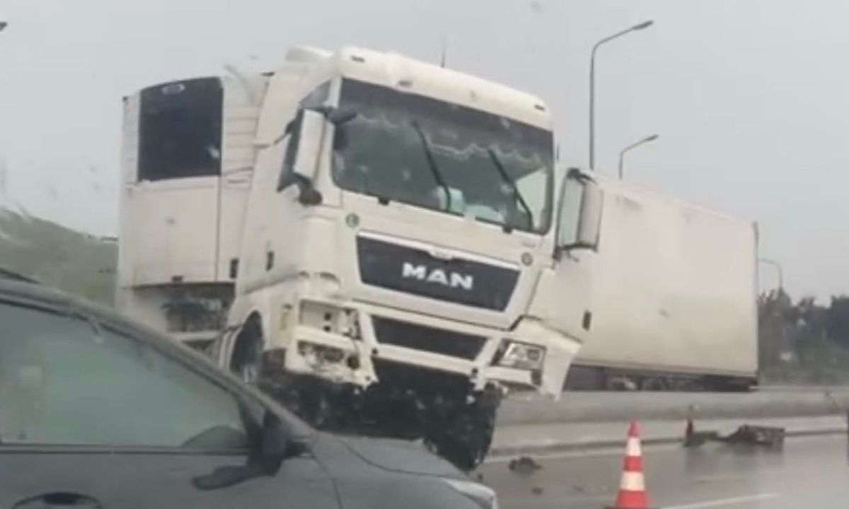 Θεσσαλονίκη: Σοβαρό τροχαίο με νταλίκα στο Δερβένι