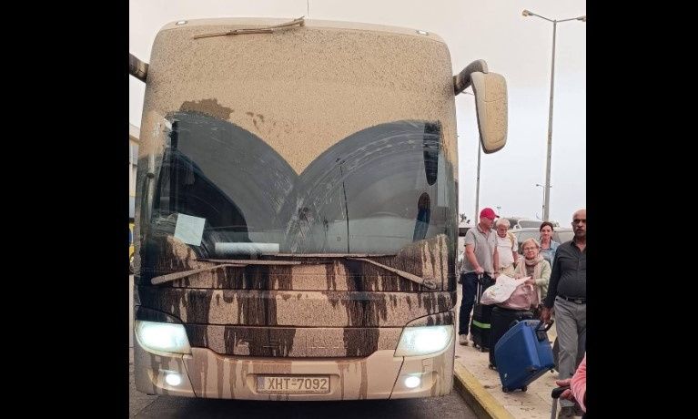 Πνιγμένο στην αφρικανική σκόνη λεωφορείο με τουρίστες στο Ηράκλειο – «Θυμίζει περισσότερο Σαχάρα»