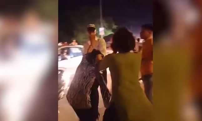 Ινδία: Άγριο ξύλο στη μέση του δρόμου – Παράνομο ζευγάρι έκανε «μαύρη» τη σύζυγο που τους έπιασε