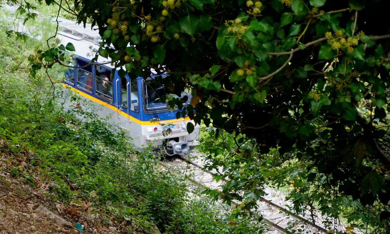 Ακινητοποιήθηκε αμαξοστοιχία λόγω κατολίσθησης στον Οδοντωτό – Περιπέτεια για 105 επιβάτες