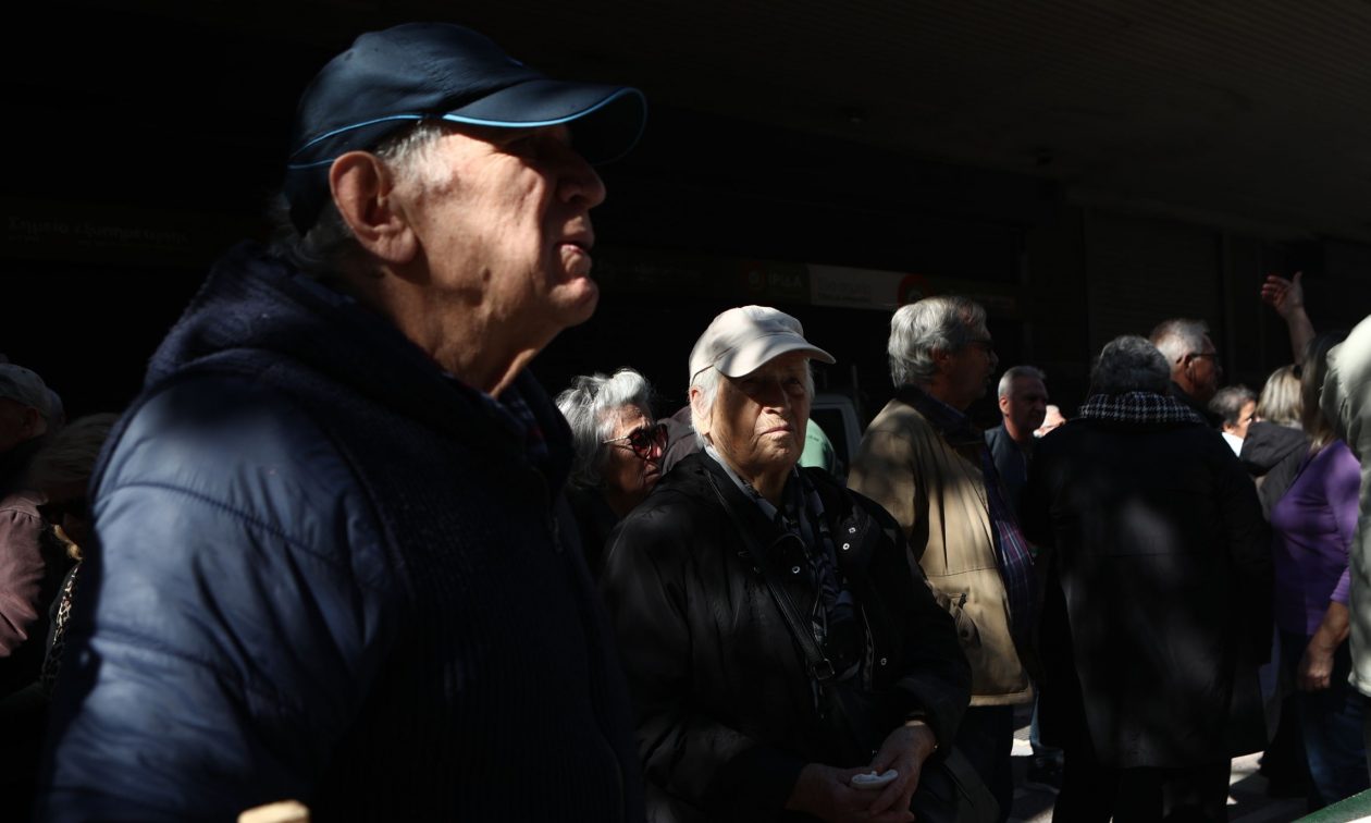 Συντάξεις: Καθυστερήσεις στα αναδρομικά για πάνω από 80.000 δικαιούχους