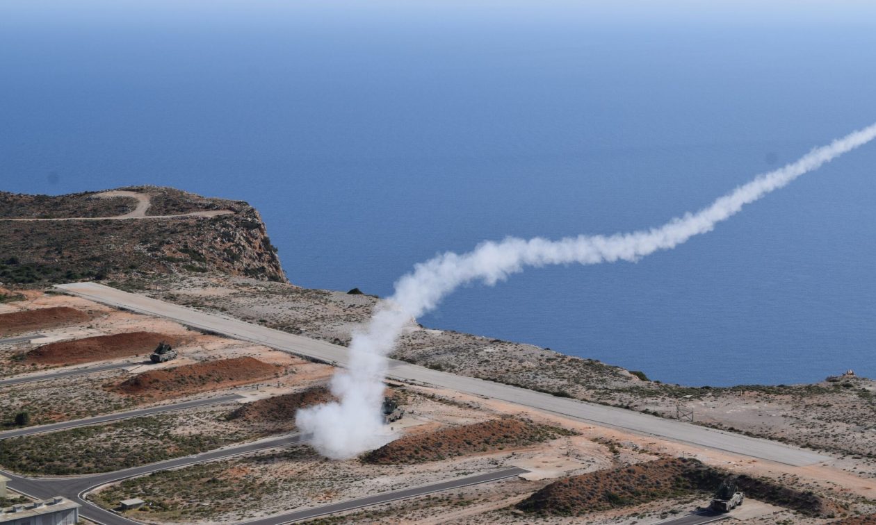 Βολές μονάδων Πυροβολικού της ΑΣΔΕΝ στο πεδίο βολής Κρήτης – Δείτε βίντεο
