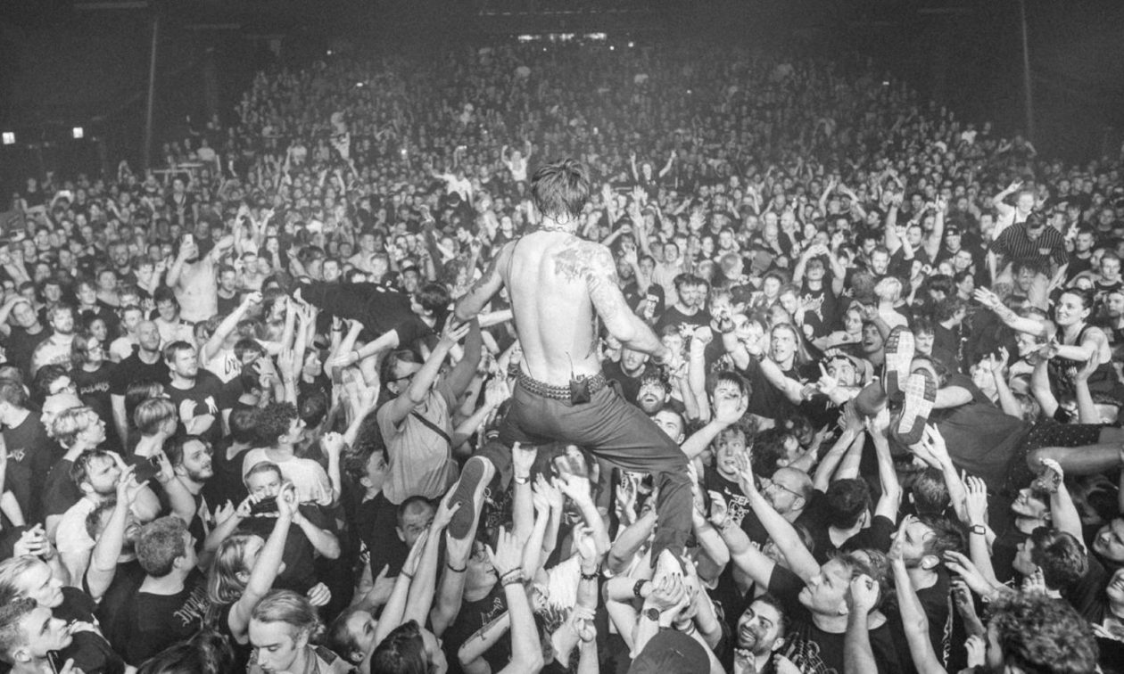 Release Athens Festival: Κοφτεροί στίχοι και ωμή πανκ ενέργεια από τους While She Sleeps