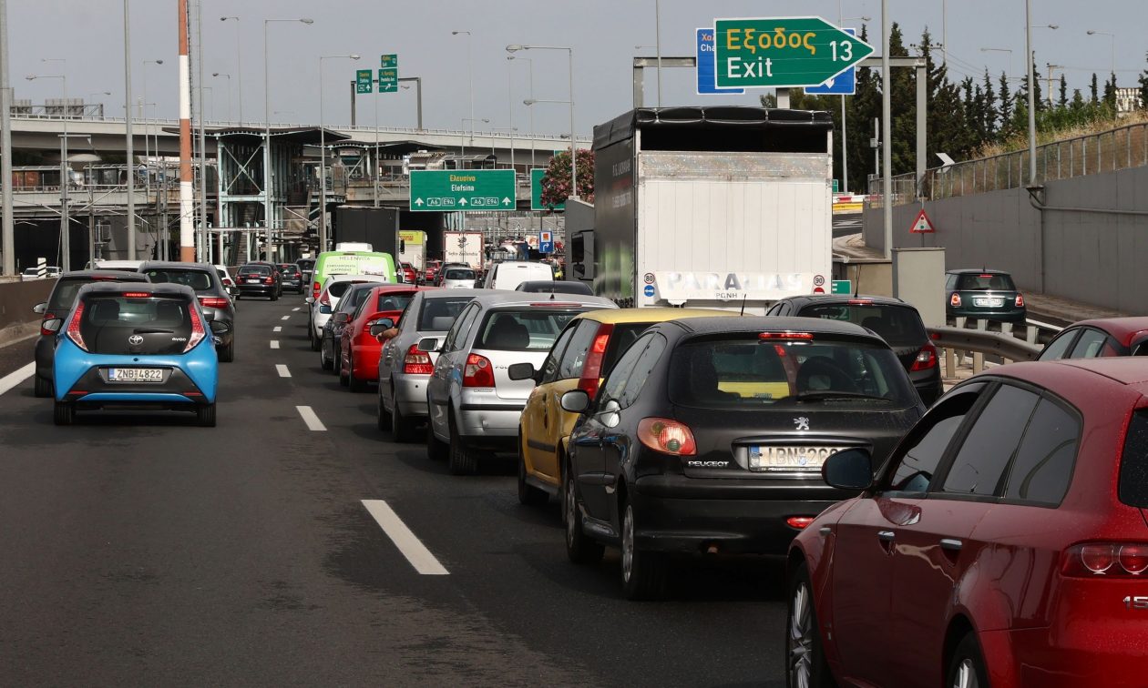 Χαος στην περιφερειακή Υμηττού – Οι σπασμένες πινακίδες έκλεισαν τον δρόμο