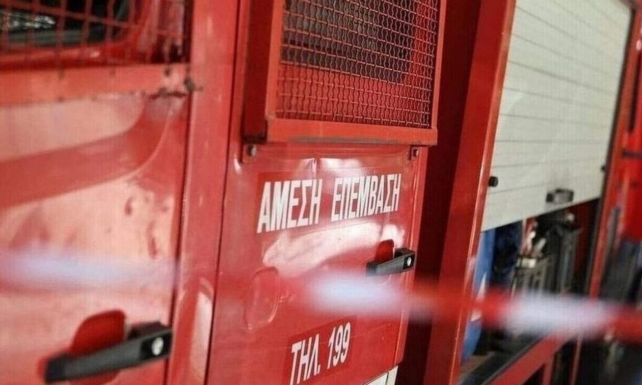 Καλλιθέα: Φωτιά ξέσπασε σε διαμέρισμα – Έχει εγκλωβιστεί ηλικιωμένος στο μπαλκόνι