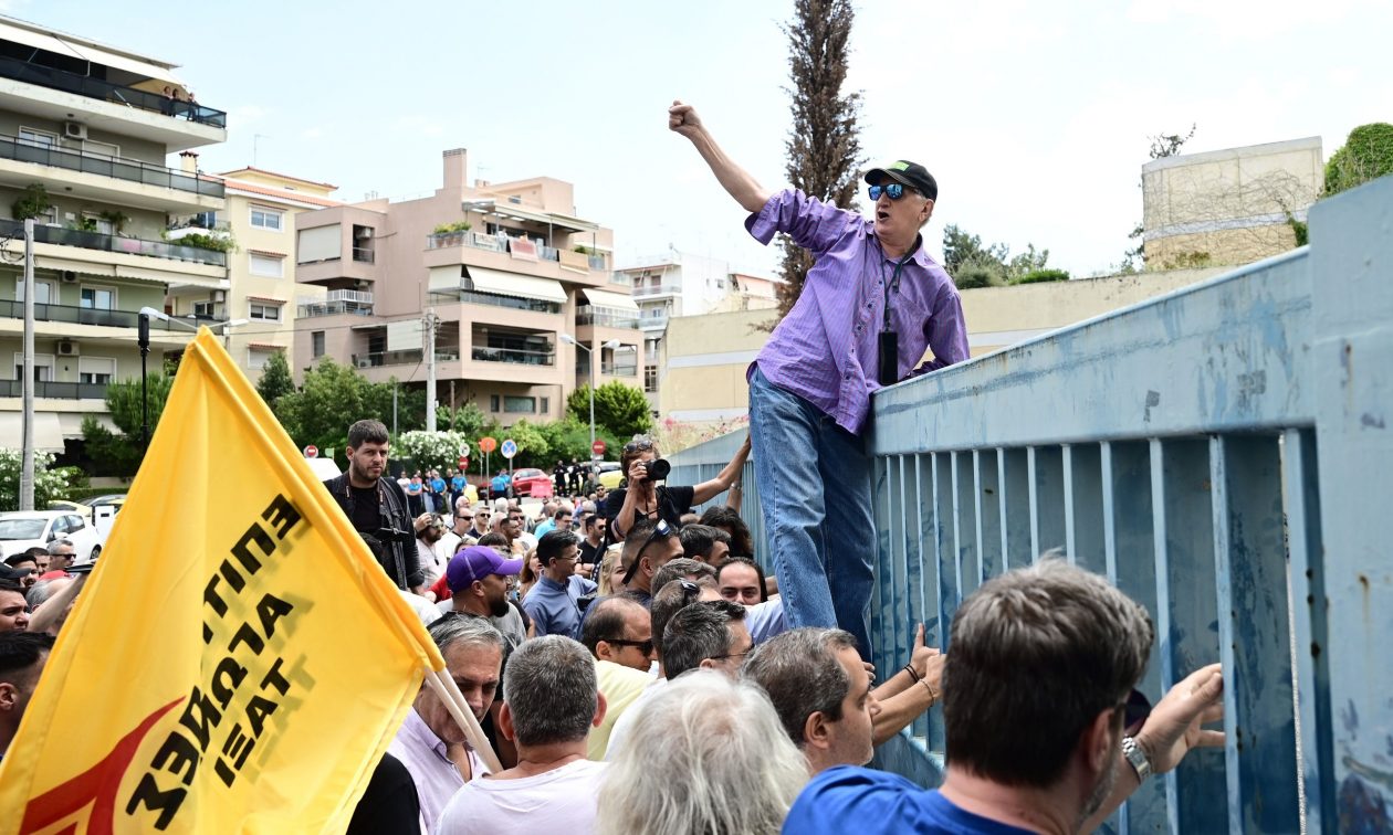 Απεργία ταξί: Στα κάγκελα έξω από το υπουργείο Μεταφορών – Απαίτησαν συνάντηση με Κυρανάκη