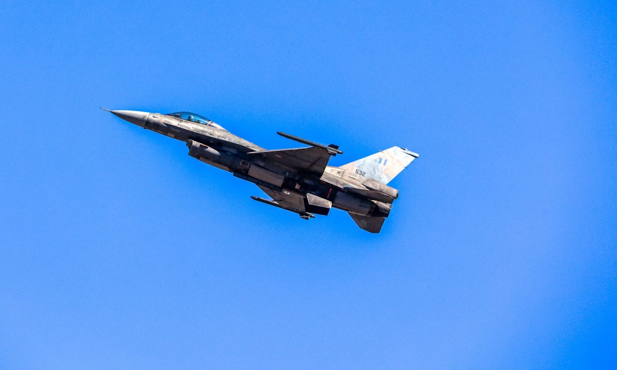 Παρθενική πτήση για τα βουλγαρικά F-16