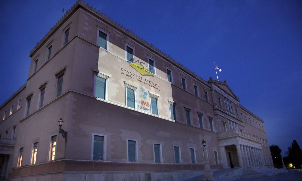 Φωταγωγήθηκε η Βουλή για την Παγκόσμια Ημέρα για την Σκλήρυνση κατά Πλάκας