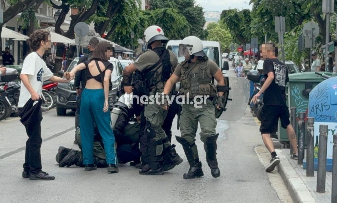 Θεσσαλονίκη: Η στιγμή της σύλληψης κρανοφόρου που πέταξε πέτρα σε αστυνομικούς