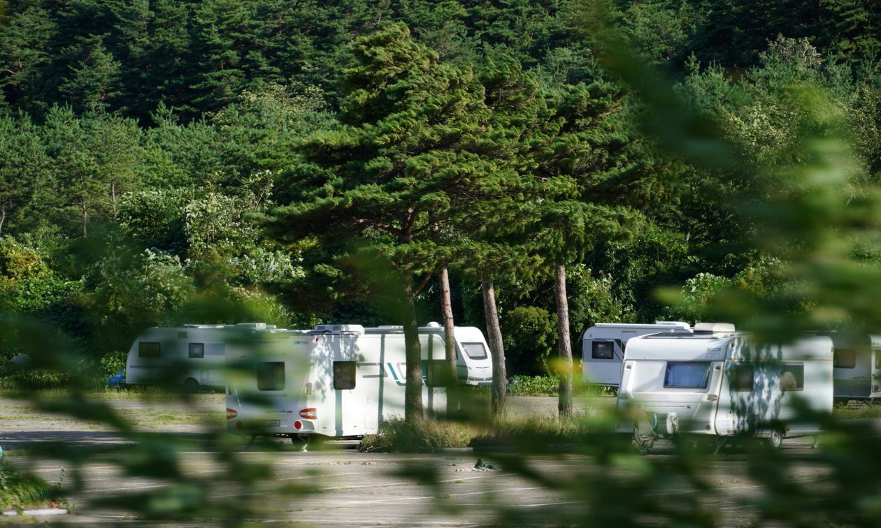 Λεπτοκαρυά: Πρόστιμο 95.000 ευρώ σε Σέρβους που τοποθέτησαν στα οικόπεδά τους τροχόσπιτα