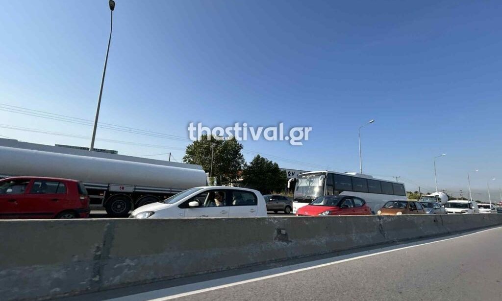 Θεσσαλονίκη: Νταλίκα τυλίχθηκε στις φλόγες στην Εγνατία οδό – Βίντεο