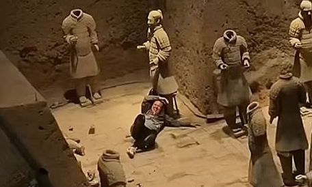 Κίνα: Η στιγμή που ο τουρίστας καταστρέφει ιστορικά αγάλματα του Πήλινου Στρατού – Bίντεο