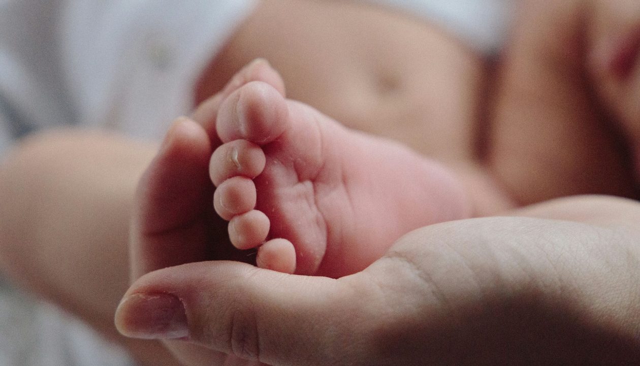 Ηράκλειο: Γέννησε στο σπίτι νεκρό βρέφος – Ισχυρίζεται πως δεν ήξερε ότι ήταν έγκυος