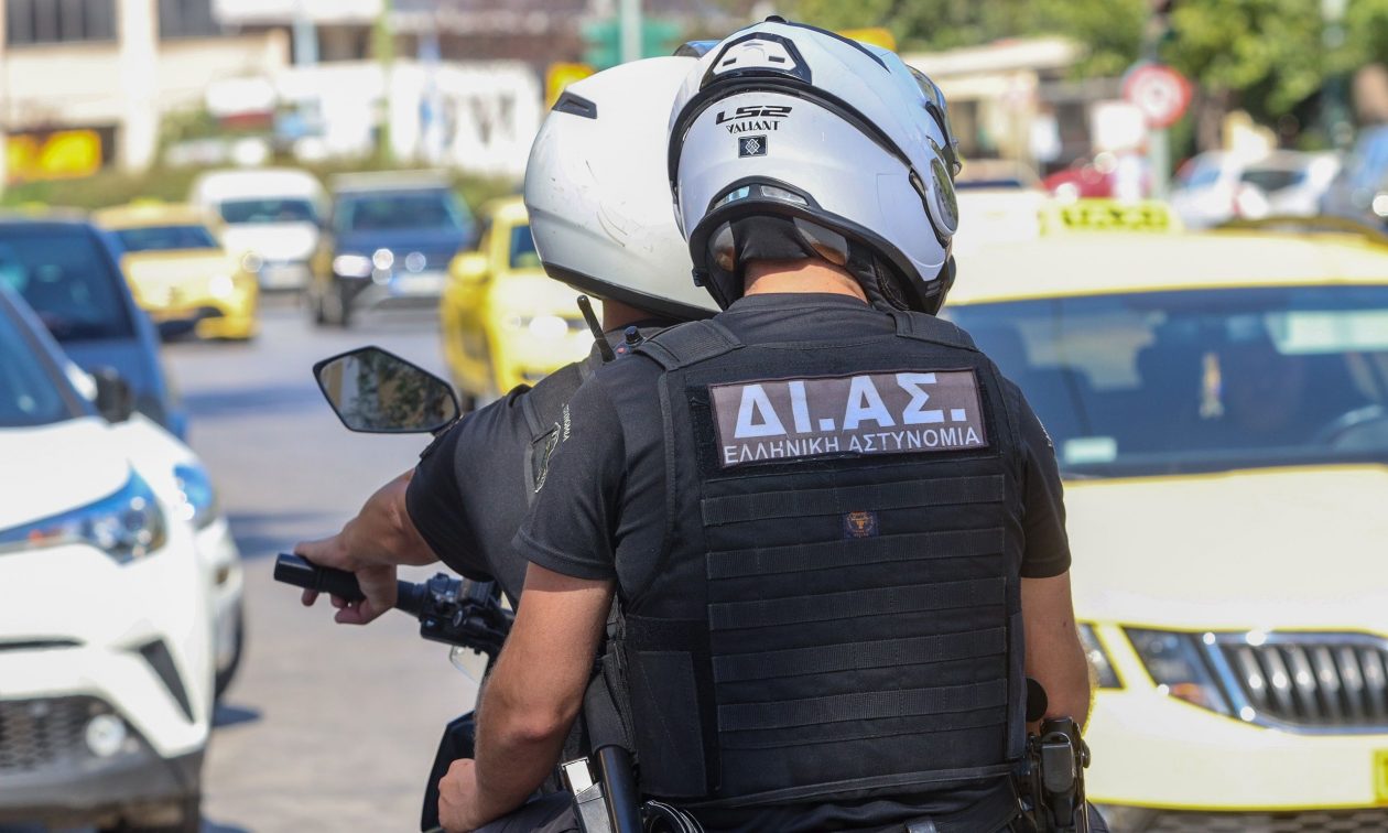 Προσποιήθηκε τον αστυνομικό, ξυλοκόπησε πεζό και τον λήστεψε – Στο νοσοκομείο το θύμα
