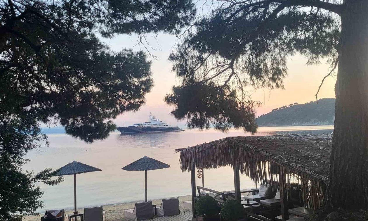 Σκιάθος: O σεΐχης του Κατάρ έφθασε και φέτος στη Σκιάθο με την “Al Mirqab”
