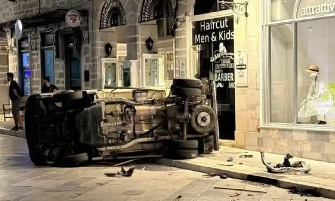 Τροχαίο ατύχημα στη Σύρο: Δύο αυτοκίνητα συγκρούστηκαν – Το ένα ανετράπη