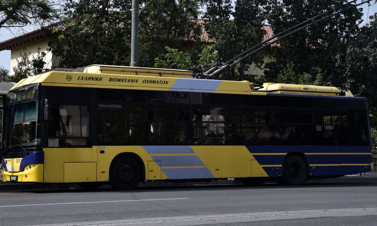 Κεραία τρόλεϊ έπεσε πάνω σε ταξί – Κυκλοφοριακό χάος στο κέντρο της Αθήνας