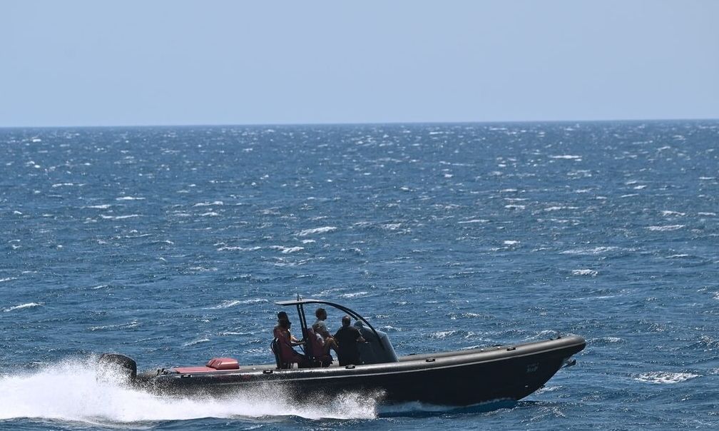 Βούλα: Ταχύπλοο προσέκρουσε σε βράχια – Δύο τραυματίες μεταφέρθηκαν στο Ασκληπιείο