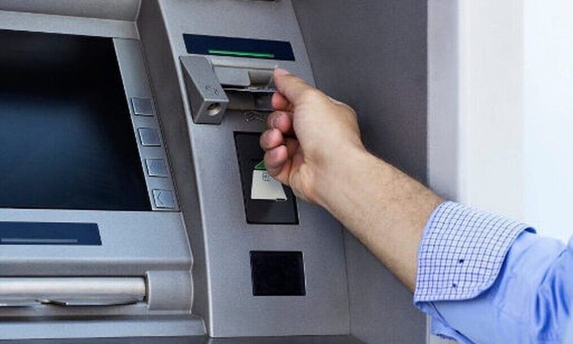 ATM: Μεγάλη προσοχή – Τι σημαίνει αν βρείτε κάποιο χαρτονόμισμα κοντά στο μηχάνημα