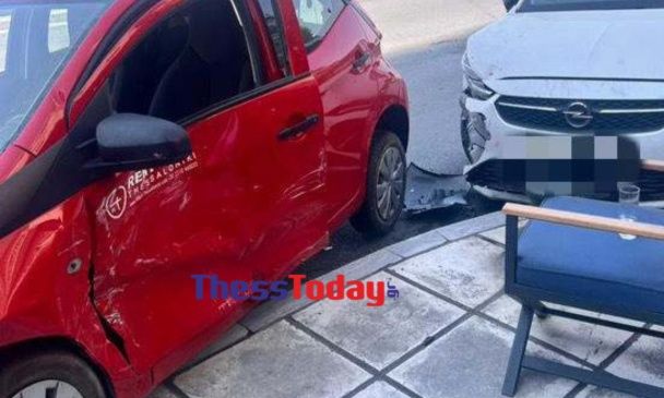 Θεσσαλονίκη: Όχημα έπεσε σε κολόνα λίγα μέτρα πριν χτυπήσει οικογένειες με παιδιά
