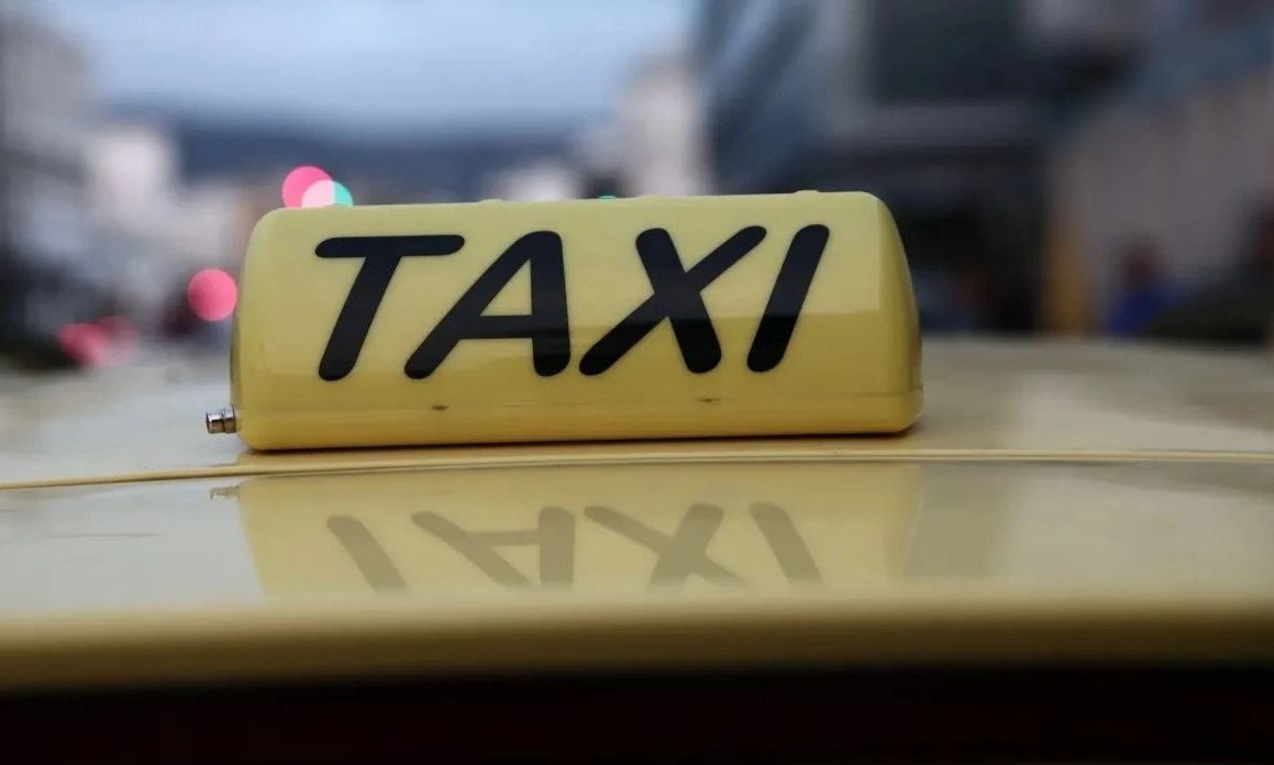 Οδηγός ταξί συνελήφθη στο λιμάνι του Πειραιά για υπερχρέωση επιβατών