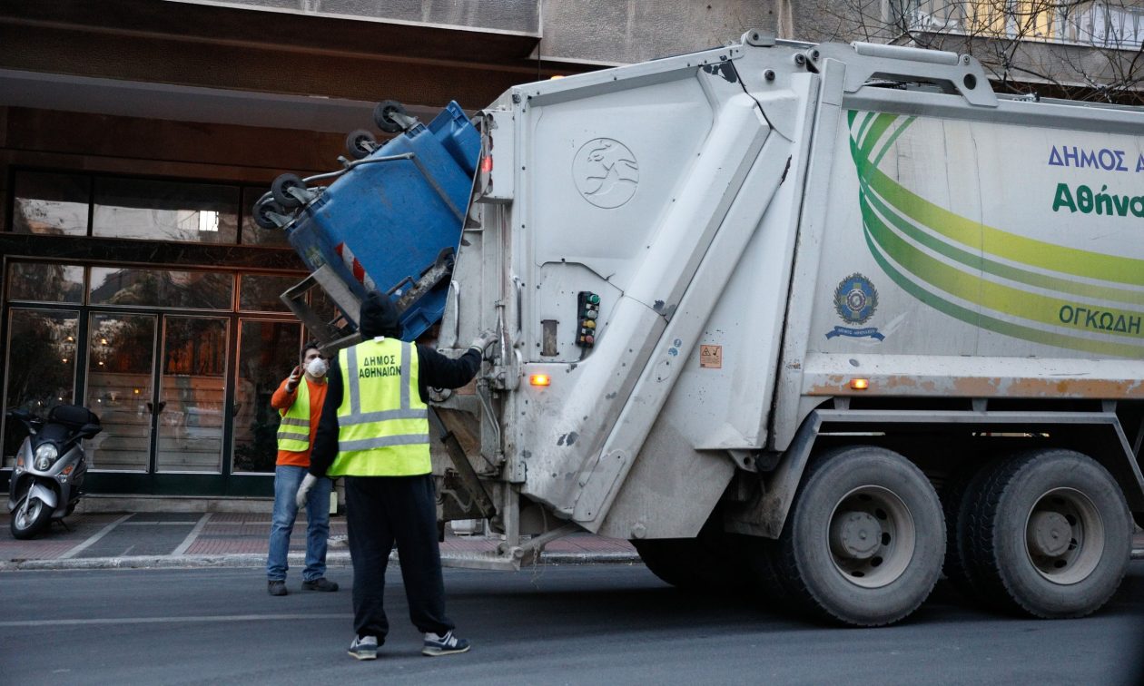 Κυψέλη: Άγρια επίθεση κατά εργαζομένου του Δήμου την ώρα που μάζευε σκουπίδια