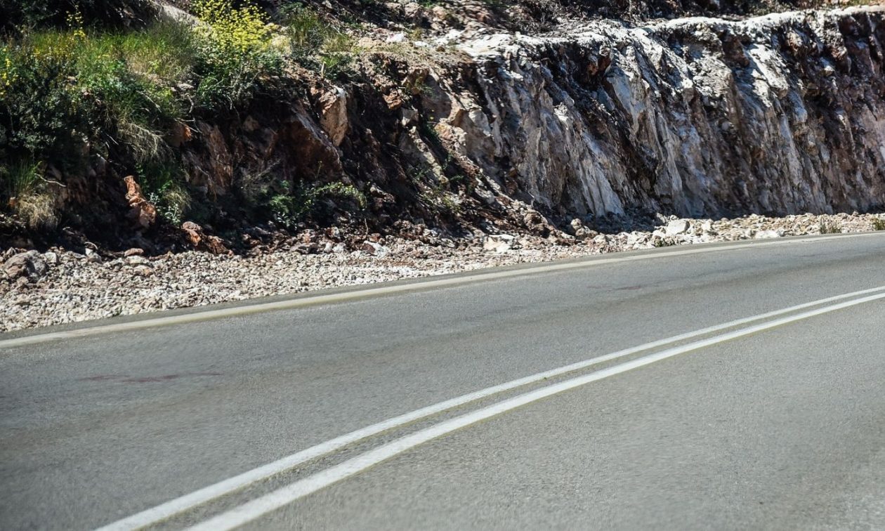 Τροχαίο δυστύχημα στη Βραυρώνα: Νεκρός 50χρονος διανομέας, πατέρας δύο κοριτσιών