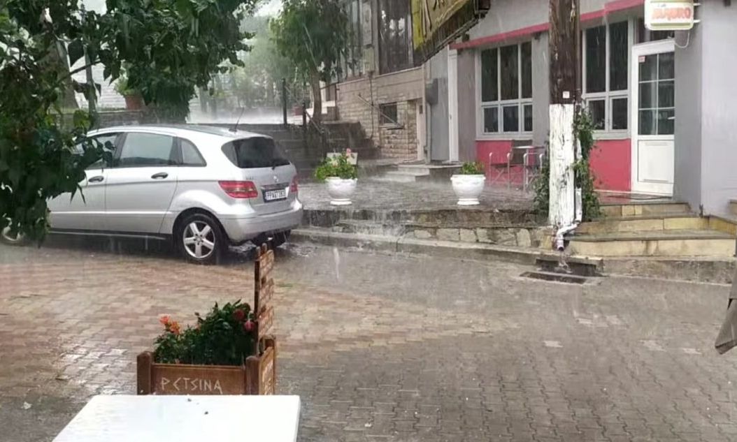 Λάρισα: Ξαφνικά μπόρα και χαλάζι έπληξε την Κρανιά Ελασσόνας