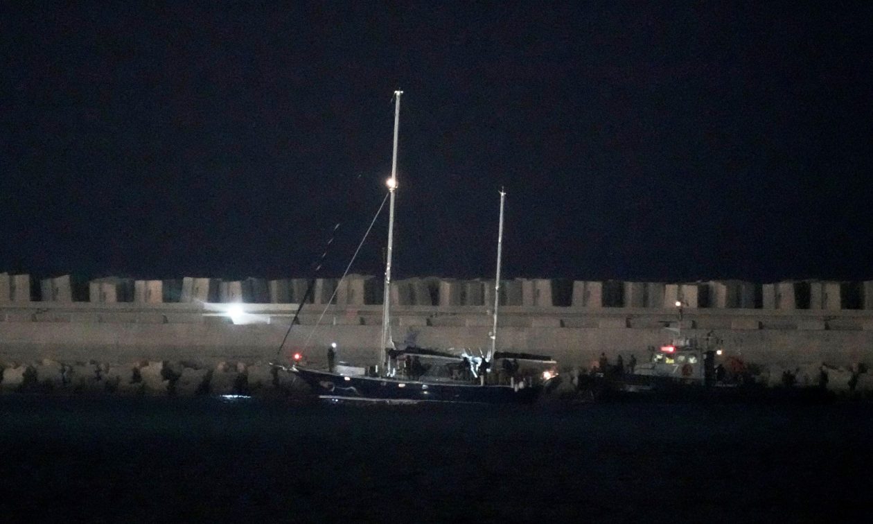 Ισραήλ: Στο λιμάνι του Ασντόντ έδεσε το Madleen – Προς απέλαση οι επιβάτες του