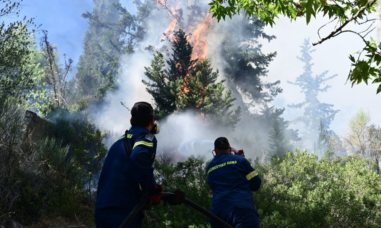 Μεγάλη φωτιά στη Μυτιλήνη – Σηκώθηκαν 7 αεροσκάφη και 3 ελικόπτερα