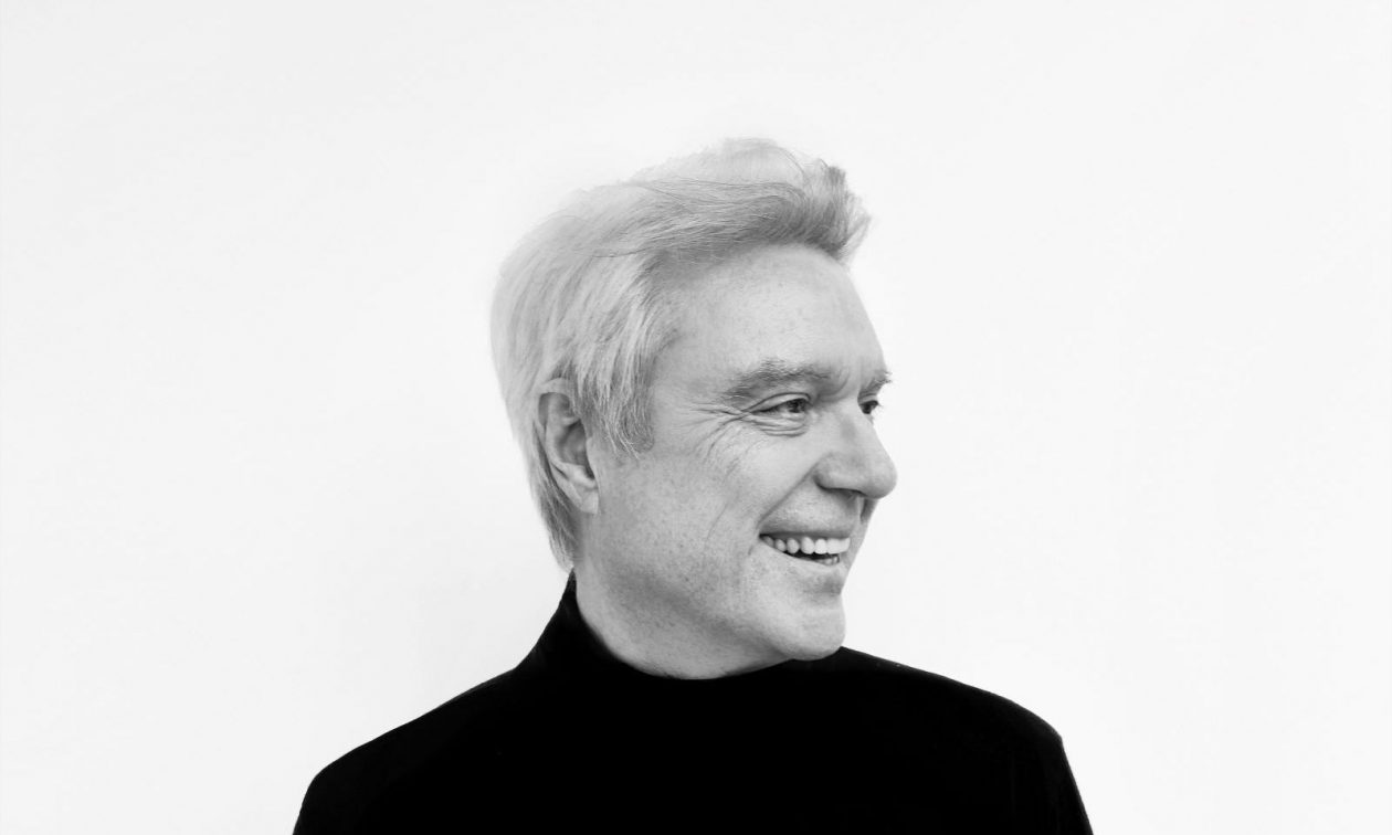 David Byrne: Κυκλοφορεί νέο άλμπουμ με τίτλο «Who Is The Sky?» – Ακούστε το «Everybody Laughs»