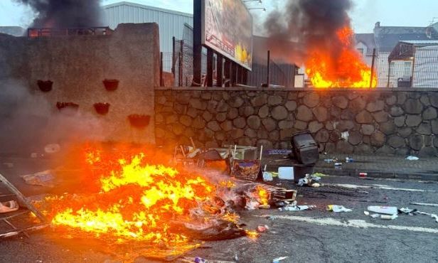Βόρεια Ιρλανδία: Δεύτερη νύχτα ταραχών μετά από σεξουαλική επίθεση σε έφηβη