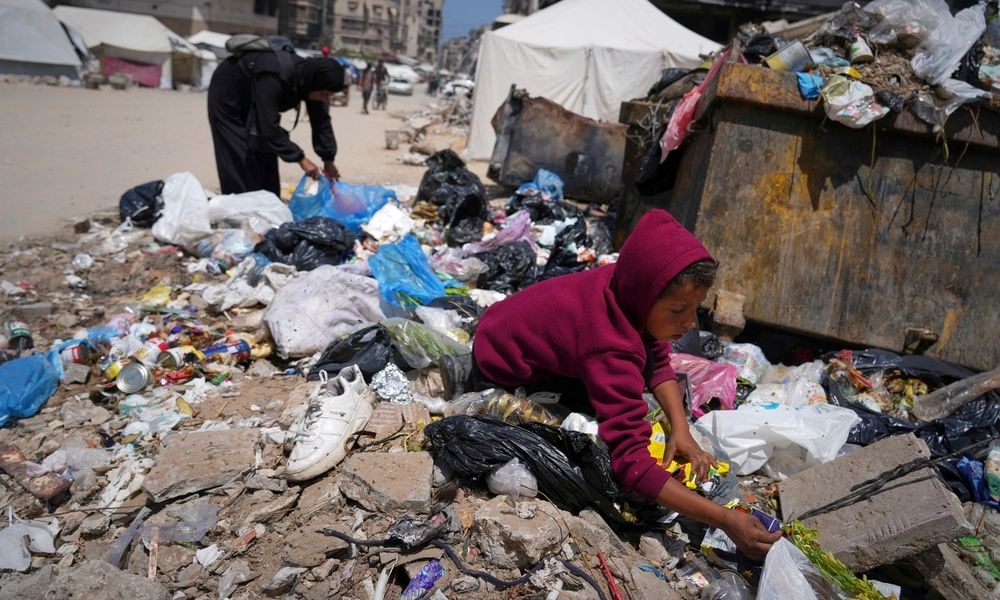 Γάζα: Παιδιά ψάχνουν για φαγητό στα σκουπίδια – Βίντεο «γροθιά στο στομάχι»