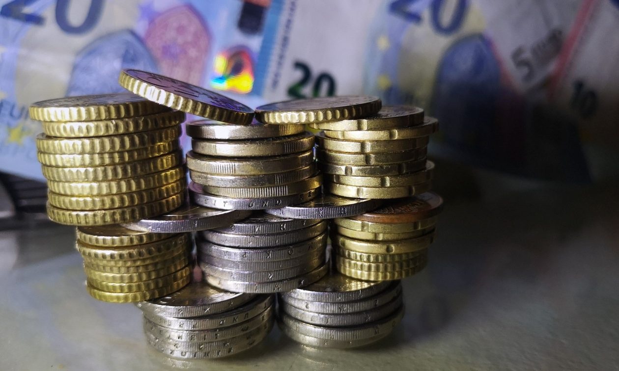 Πόσα χρήματα μαζεύονται με 1 ευρώ την ημέρα; Δείτε με το online εργαλείο αποταμίευσης